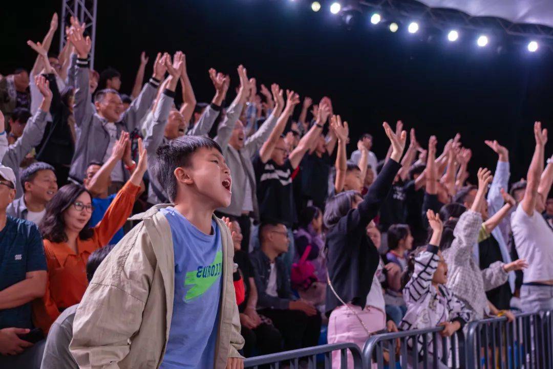 NBA明星选手为现场球迷精彩表演，拼尽全力助阵