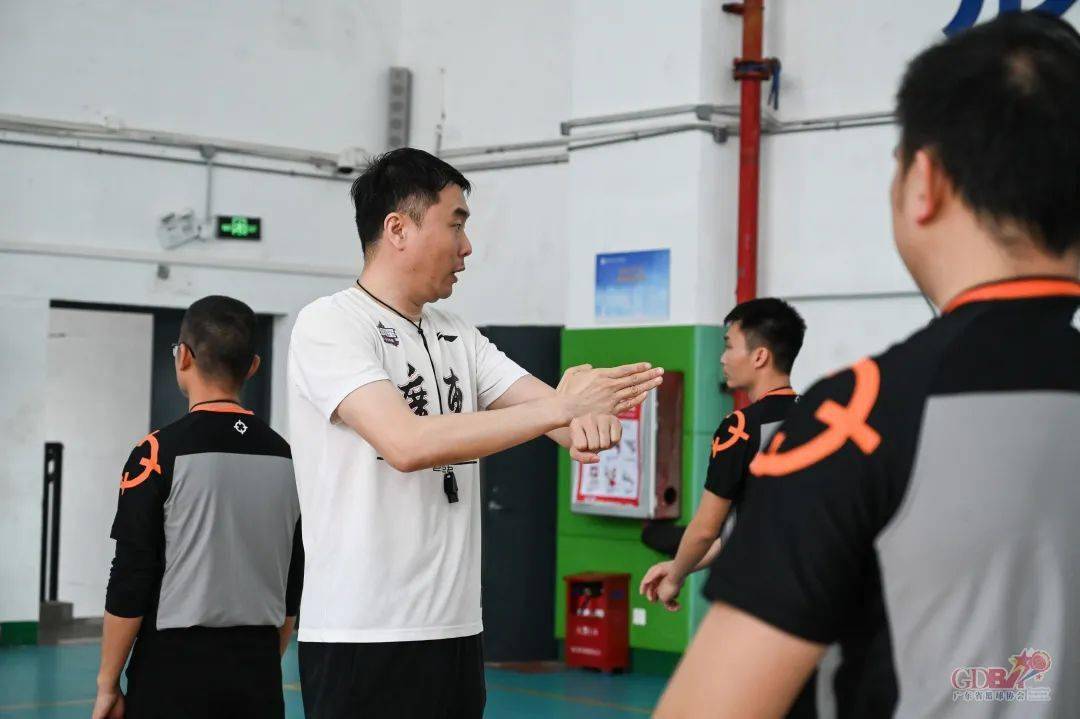 九游体育直播-篮球裁判培训班举办，新一届裁判员接受专业训练的简单介绍
