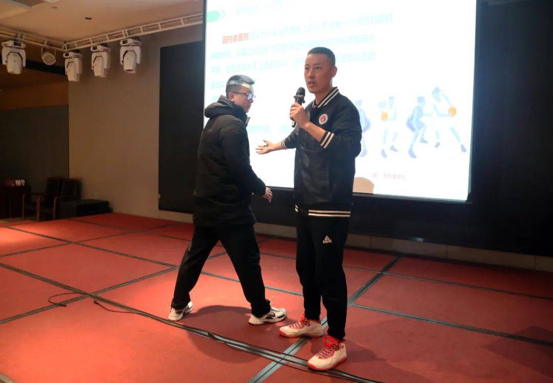 篮球裁判培训班举办，新一届裁判员接受专业训练的简单介绍