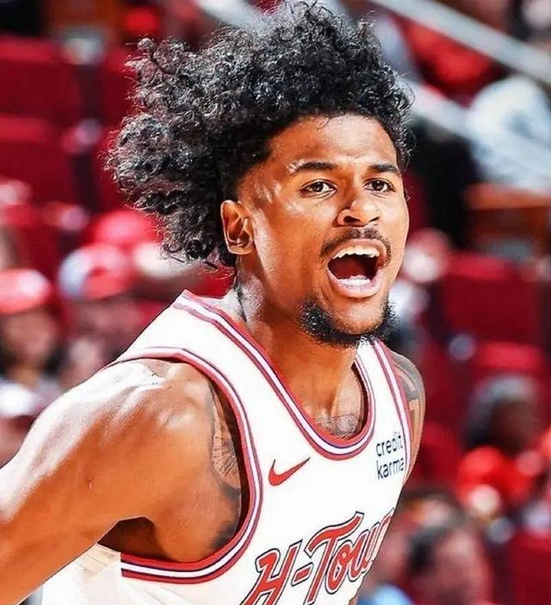 九游娱乐app下载-黄蜂队阵容变动凸显，新星崭露头角成球队亮点