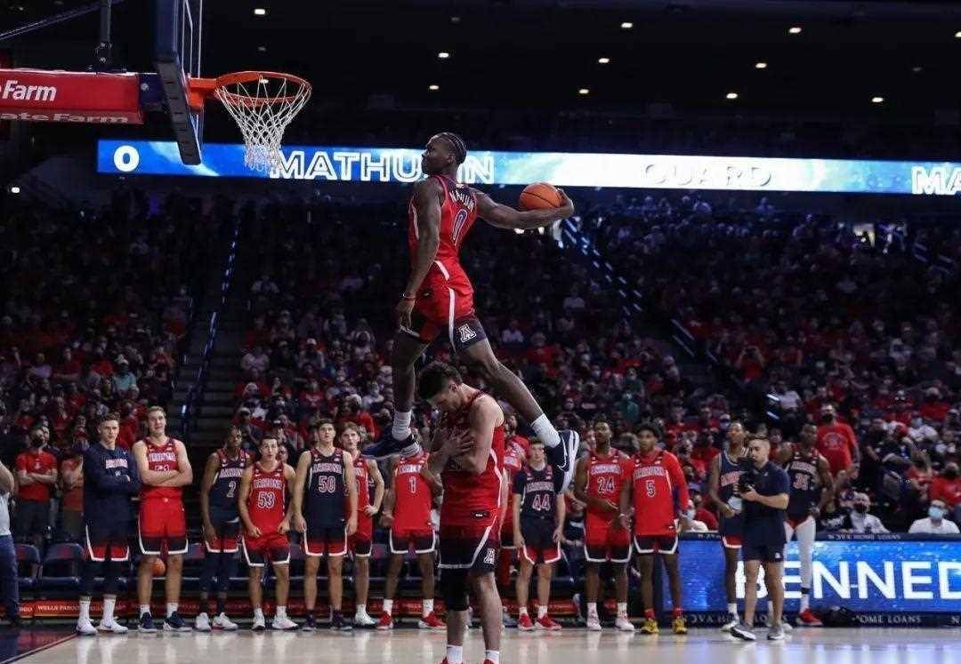 篮球比赛球队逆风翻盘，或将产生战术奇招