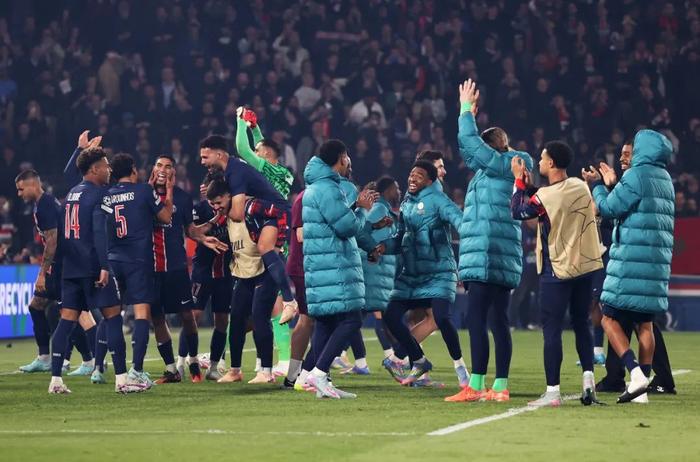 巴黎圣日耳曼夺冠，球迷热情庆祝