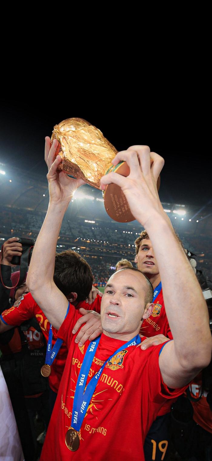 西班牙球星伊涅斯塔退役，足球世界向传奇致敬