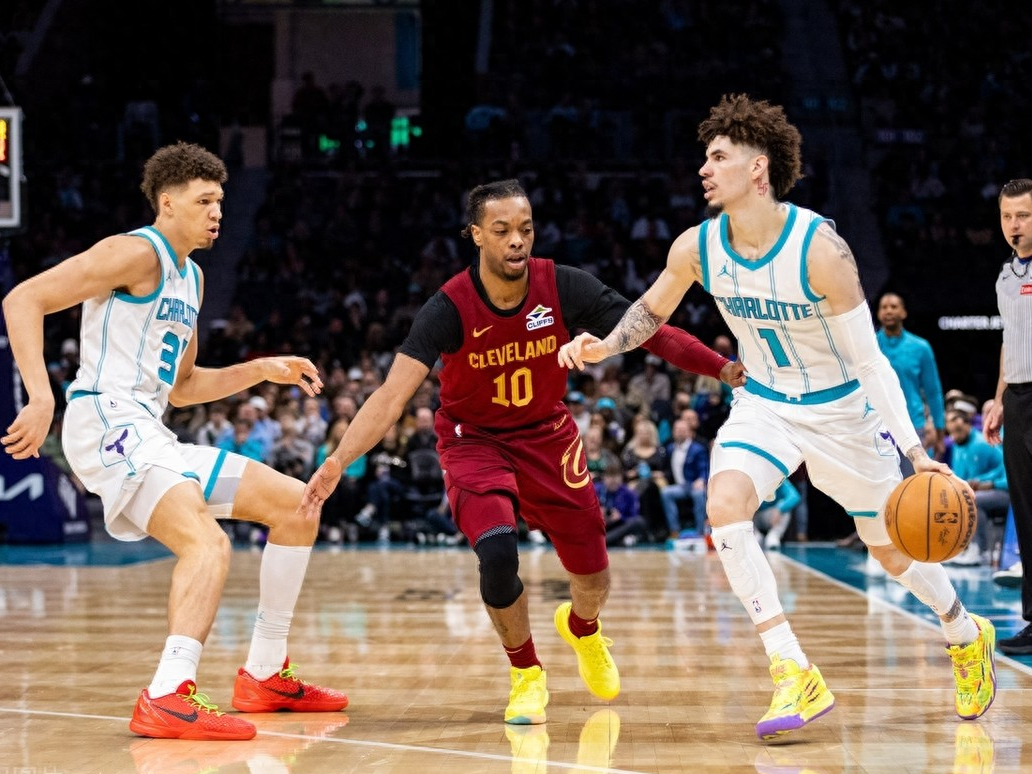 九游娱乐官方网站-黄蜂队主帅调整防守策略，力挽狂澜