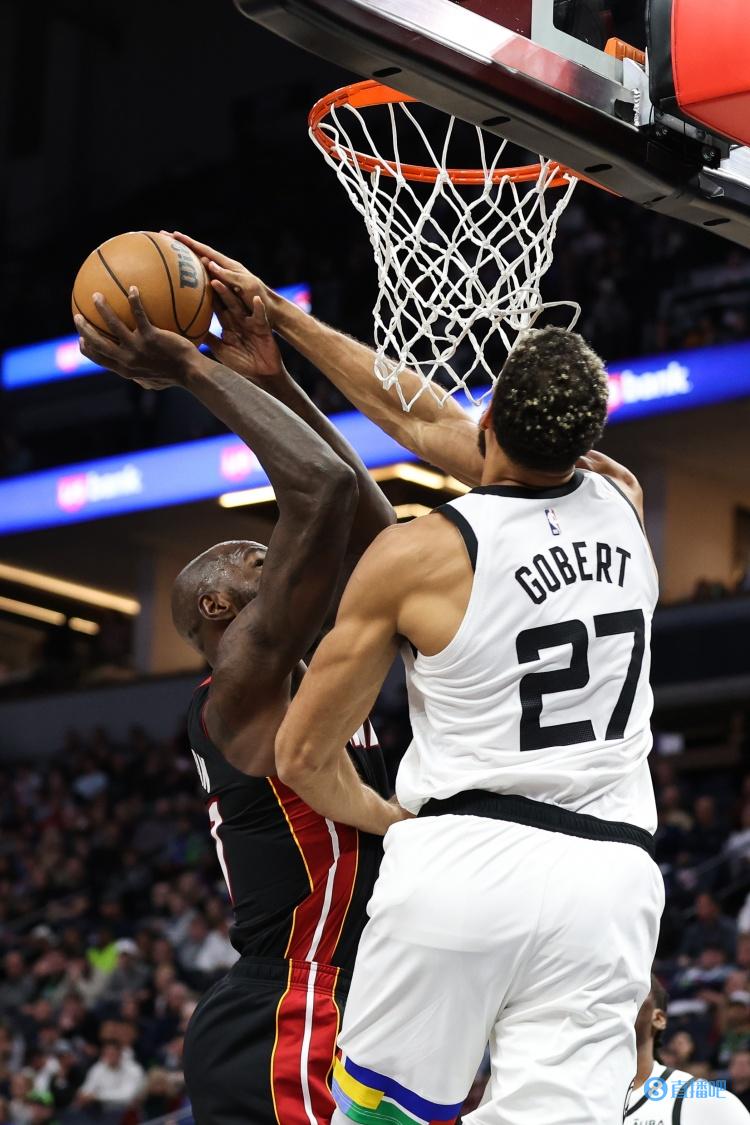 老鹰战太阳，林恩贝兹维特末节四罚全中拿下关键分