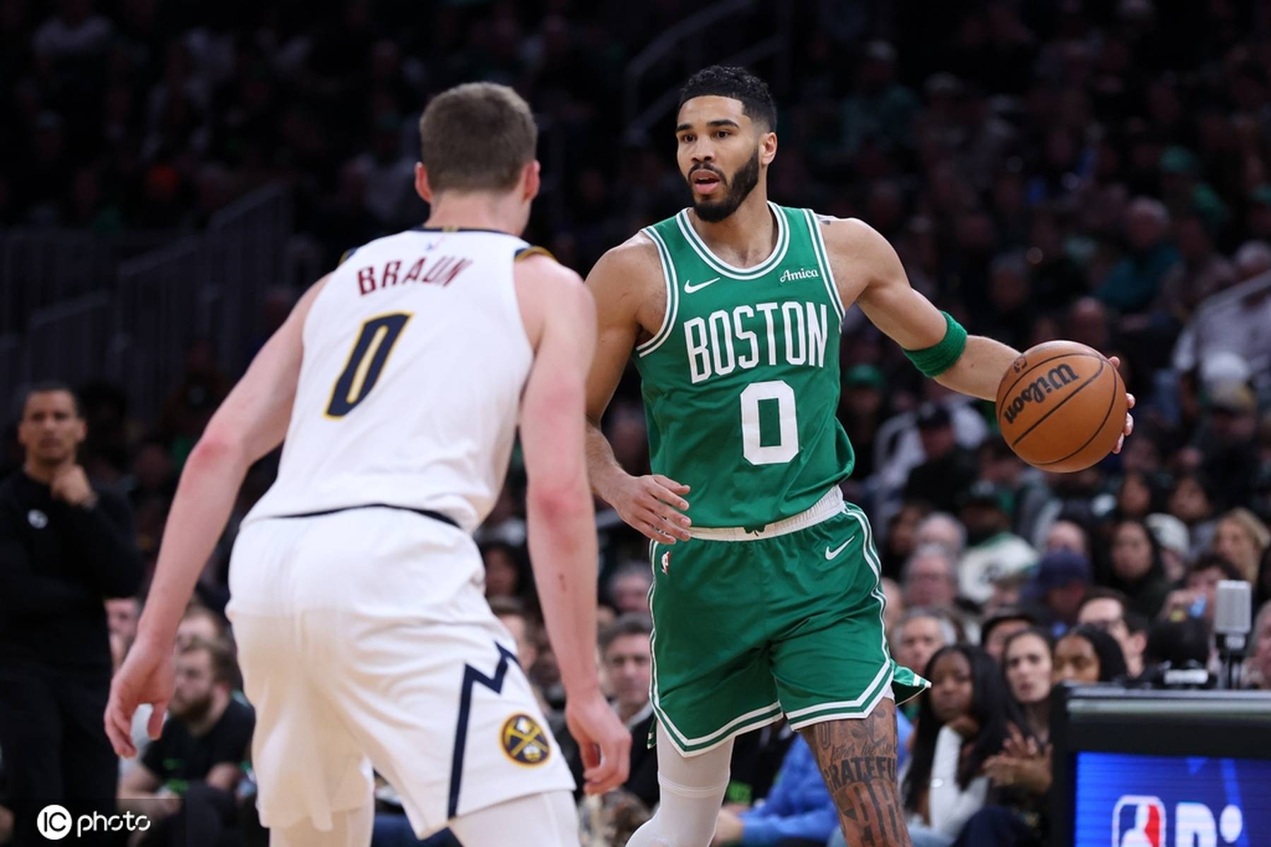 欧洲联赛：凯尔特人队在主场大比分击败对手