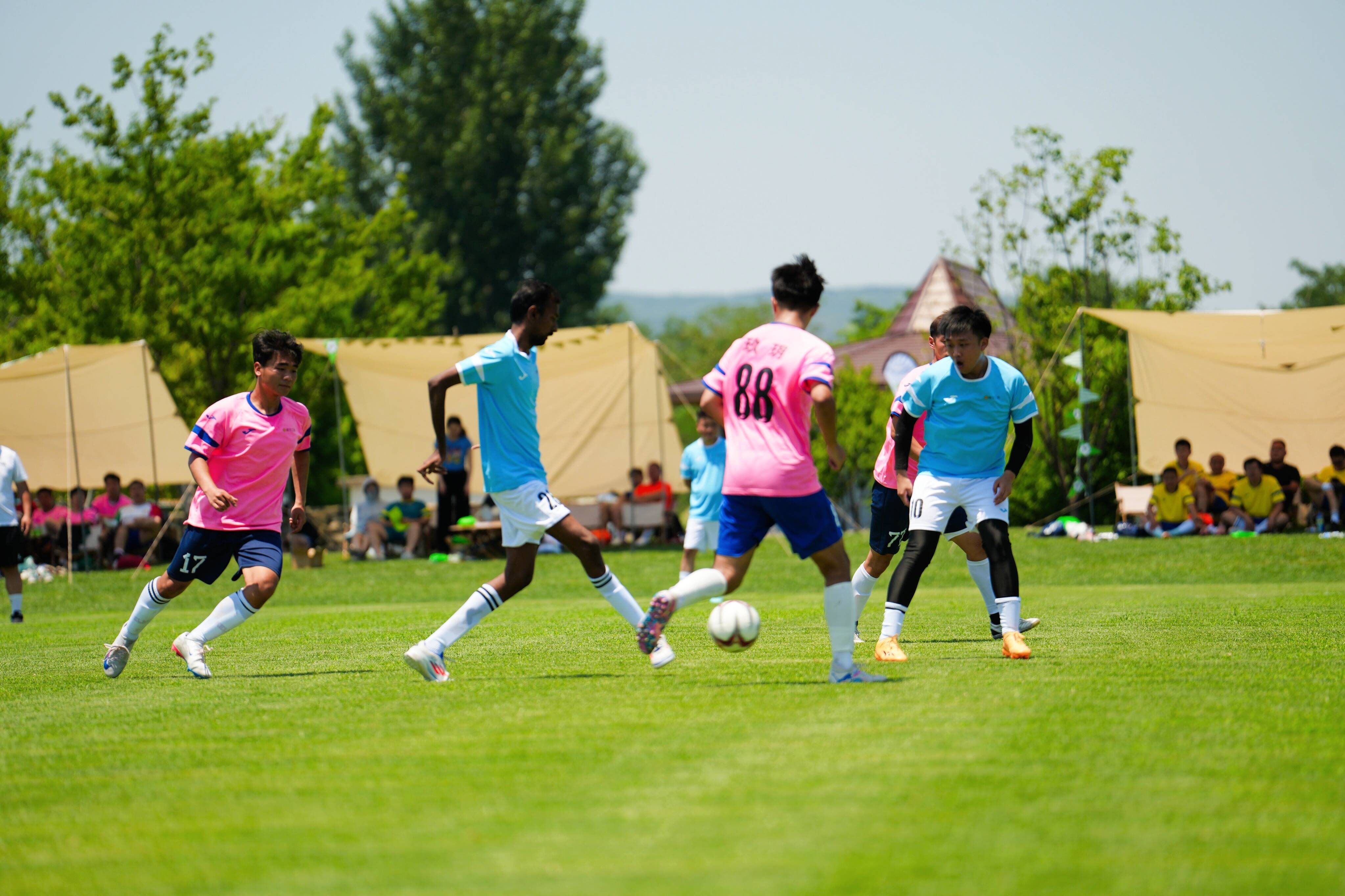 九游体育官方入口-足球热情再次点燃，欧洲联赛强强对抗激烈