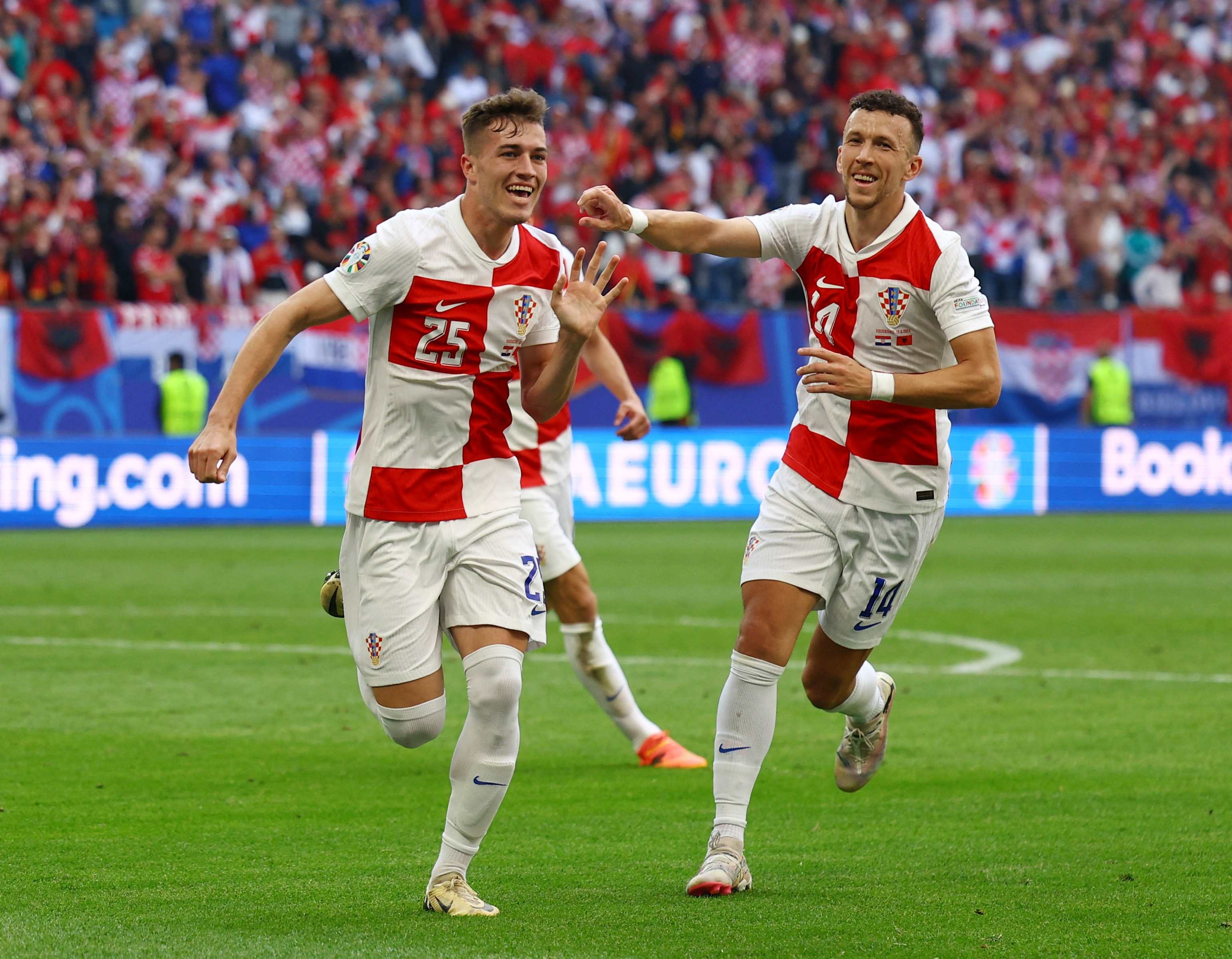 足球热情再次点燃，欧洲联赛强强对抗激烈