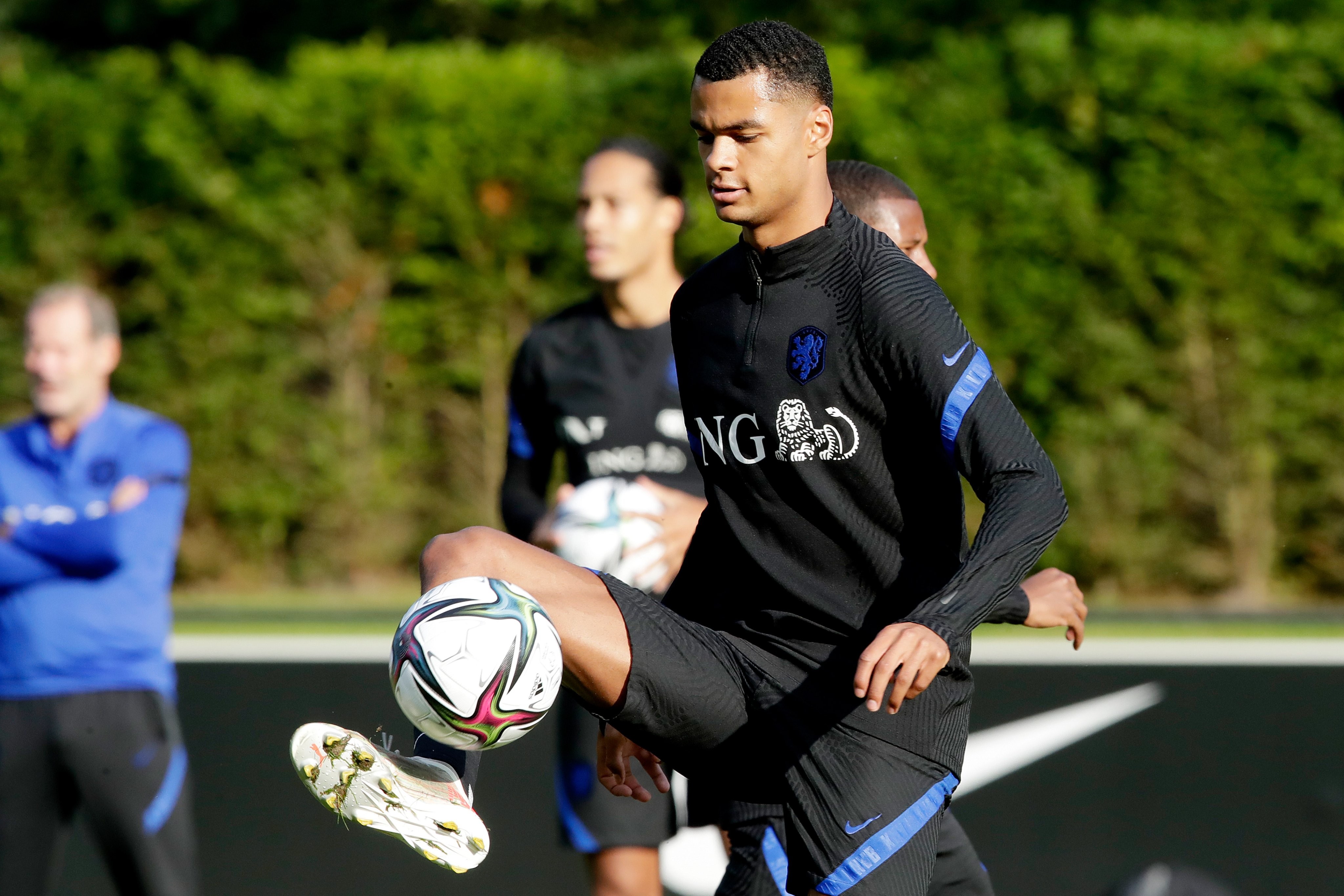 九游官网-荷兰国家队备战重要国际比赛德莱赫特领衔