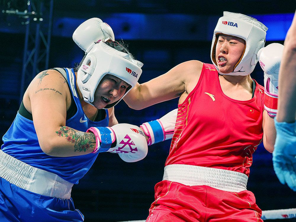 拳击决赛两选手打得难分难解，扣人心弦