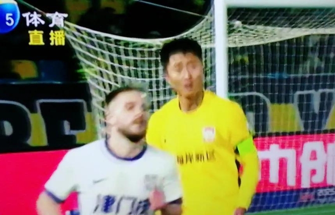 黄牌频出!裁判对球员行为控制严格 黄牌频出!裁判对球员行为控制严格