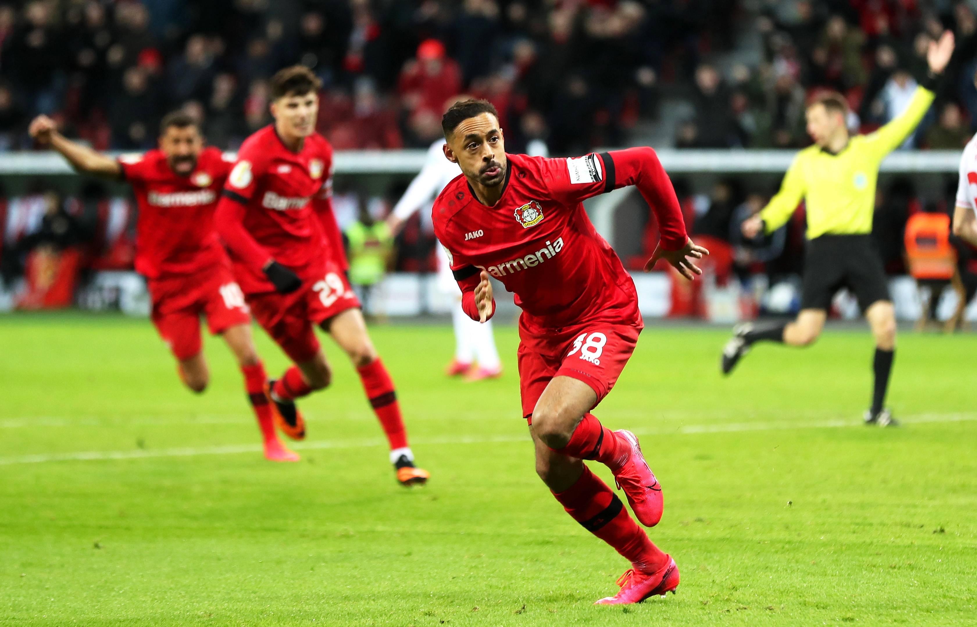 九游官网-激烈角逐!足球比赛成为焦点