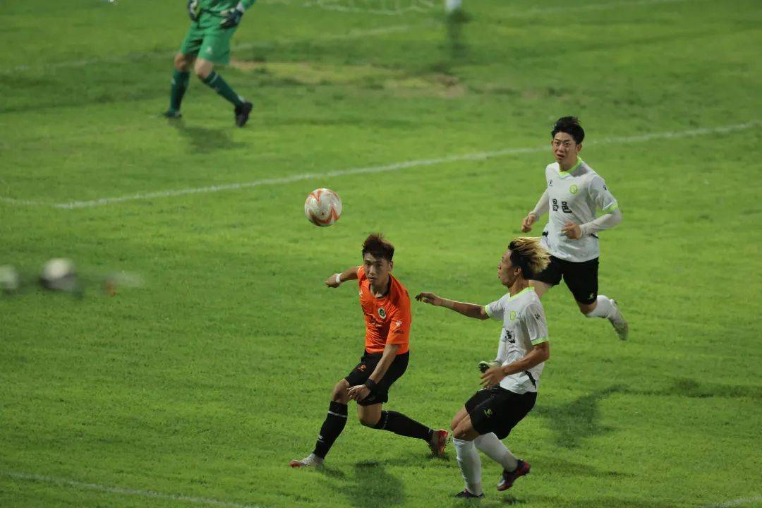 九游APP-比赛场上精彩时刻,球员拼搏奋力