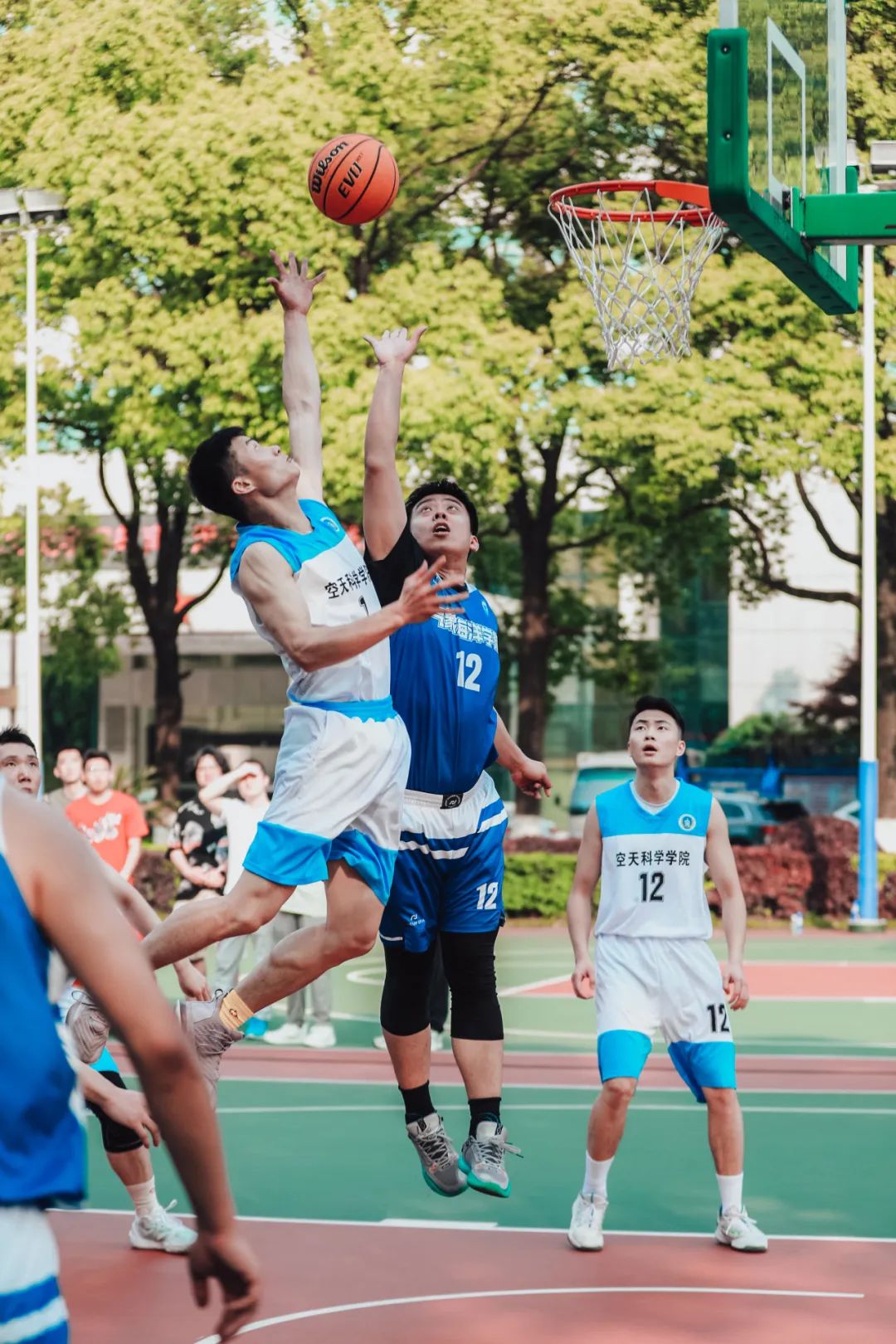 比赛场上精彩时刻，球员拼搏奋力