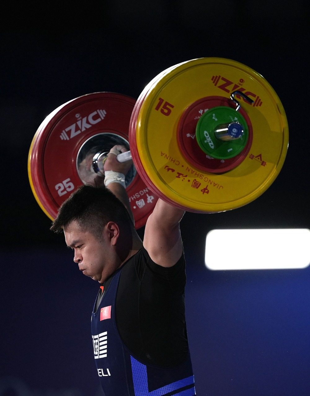 九游娱乐官方网站-举重比赛选手力争上游,力争夺冠