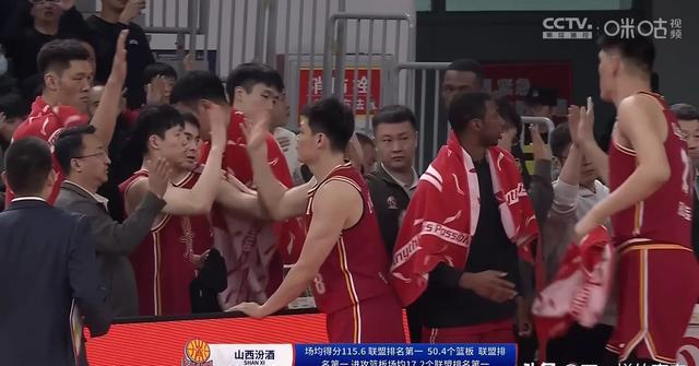 上海队在场上展现出色表现,获胜比赛 上海队在场上展现出色表现,获胜比赛