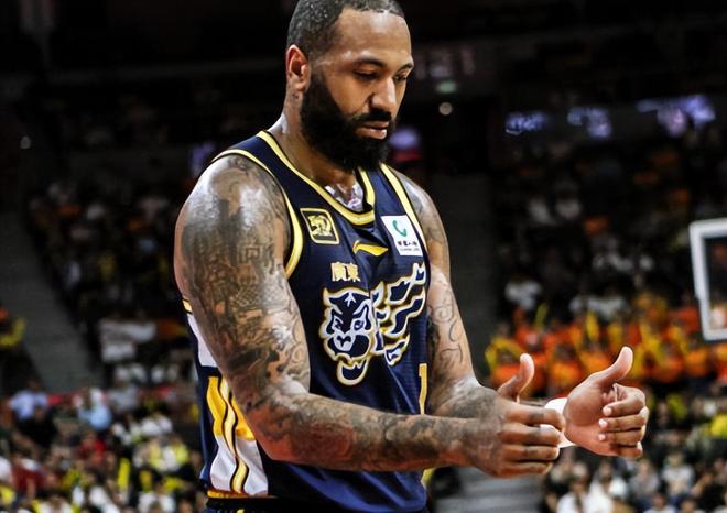 九游体育平台-客场作战遭遇困难,球队反思战术