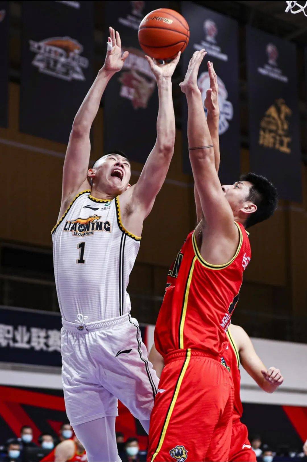 包含快船轻取上海队，赵继伟刷新纪录的词条